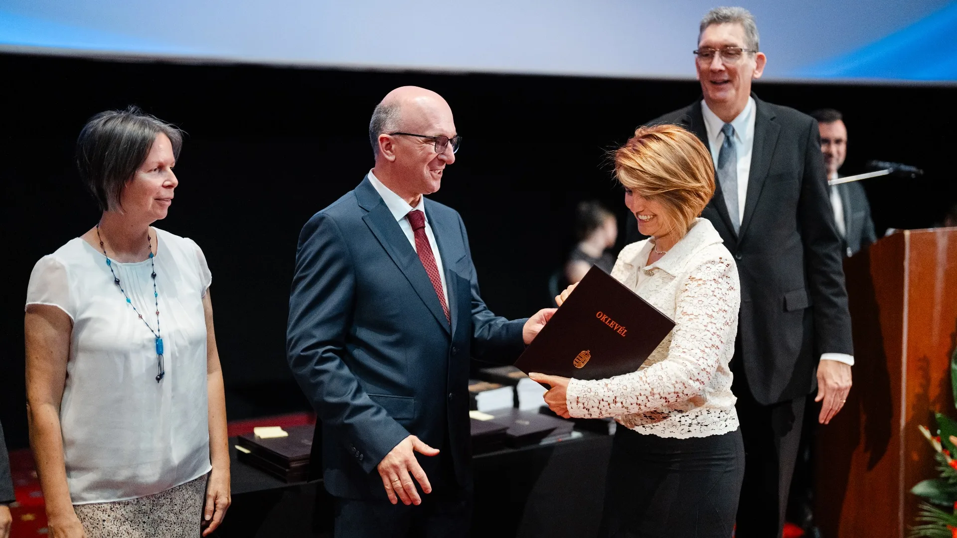 Örömteli pillanatok; Diplomaosztó a PTF-en. 