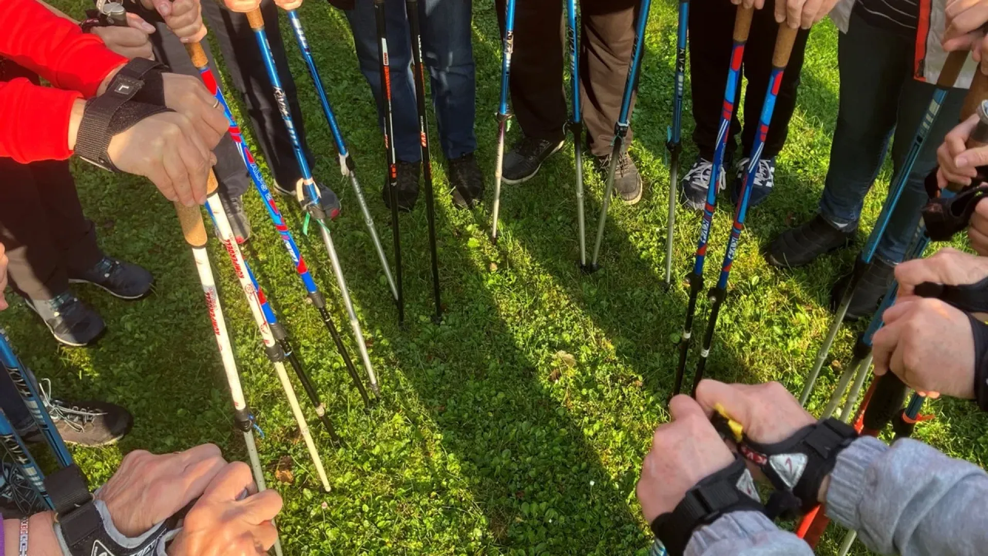 Egy úton a botjainkkal